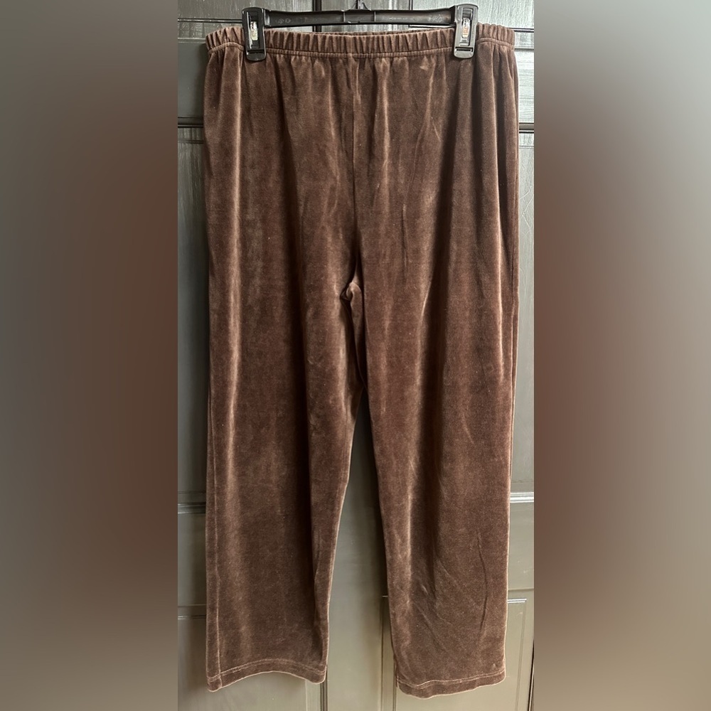 Dress Barn Velour Pull On Pants Elastic Waist Women’s Size 14/16 Dark Brown